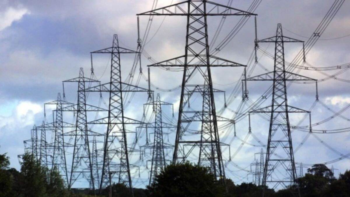 OPGW optical ground wire strung between high-voltage transmission towers, combining lightning protection and 24-fiber G.652 ULL data backbone